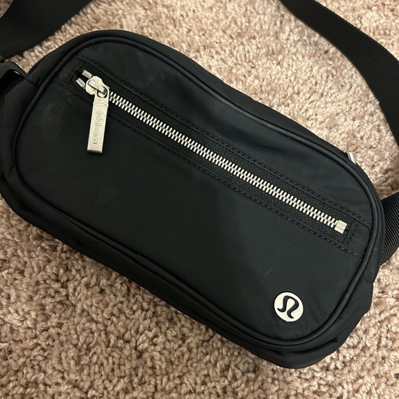 Lululemon Wanderlust Belt Bag O/S Black with zipper! - Picture 2 of 8